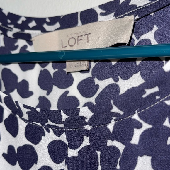 Loft Flutter Sleeve Blouse, Navy & White, EUC, Floral, Abstract,fits XS & Small - Picture 2 of 8